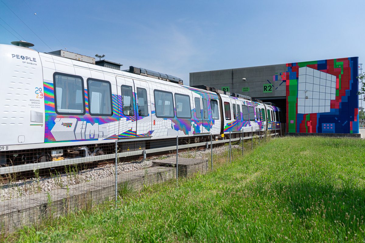 Dopo Times Square, Hong Kong e Tokyo, l’artista Demsky ridisegna Brescia con un nuovo treno d’arte