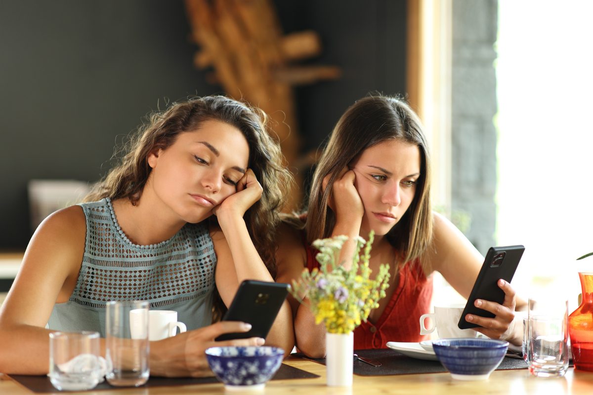 Sconnessi day ragazze telefono noia